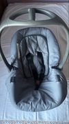 Popielaty fotelik samochodowy-nosidełko z funkcją kołyski