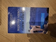 Błękitne niebo i czarne oliwki