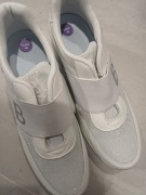 Buty półbuty sneakers sportowe wsuwane na rzep białe błyszczące wady 40
