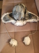 Ciepła czapka zimowa z futerkiem i pomponami 