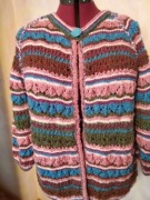 Kolorowy sweter zapinany na jeden guzik