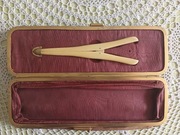 Futerał na rękawiczki i szczypce do rozciągania rękawiczek z XIX w.