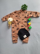 Brązowy pajacyk z czarną czapeczką Rozm. 3-12 m-cy