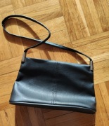 Elegancka mała torebka wieczorowa czarna na pasku kopertówka