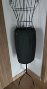 Nowa, elegancka czarna spódniczka z zamkiem z tyłu