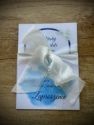 Zaproszenie na Pierwszą Komunię Świętą ze wstążką i karteczką RSVP błękitne