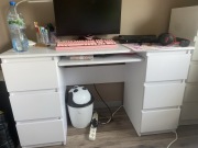 Białe biurko z szufladami brw black red white