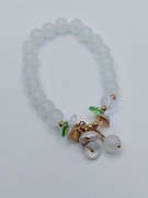 Bransoletka biała mleczna z kwiatkiem z kamieni naturalnych