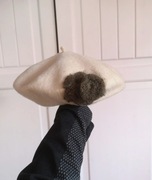 Stylowa beretka vintage z pięknym kwiatem.