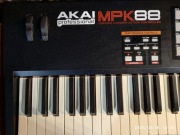 Akai Professional MPK88 – 88 ważonych klawiszy, pady MPC, kontroler MIDI US