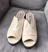 klapki skórzane beżowe z połyskiem