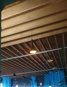 Sufit listwowy podwieszany z lameli