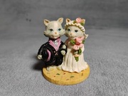Figurka para kotów w strojach ślubnych