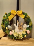 Wielkanocny wianek na drzwi z chrobotkiem