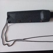 nóż typu neck knife; tanto, kabura z łańcuszkiem