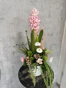 Wiosenna sztuczna kompozycja z jasnoróżowym hiacyntem