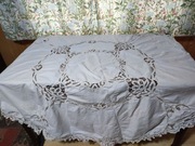 Obrus z ręcznym haftem i koronką brukselską śr.160