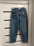 Dżinsy wyszywane Boyfriend z ozdobnymi kieszeniami z przodu.