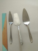 Zestaw trzech łyżek do tortów 