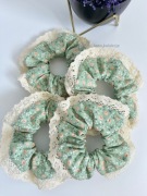 Scrunchie with lace (Gumka do włosów z koronką)