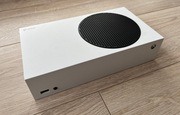 Konsola Xbox Series S 512GB + 2 pady po czyszczeniu stan bdb