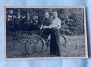 Pocztówka - zdjęcie pary z rowerem, USA, 1947 r.