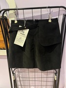 czarna spódnica z klapą marki SQ, model 9507. Rozmiar M 