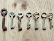 Stare klucze do szaf szafek biurek witryn sejfu 7 sztuk 