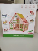 Nowy oryginalnie zapakowany domek dla lalek Doris piętrowy z meblami