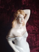 Figurka porcelanowa kobieta w sukni vintage