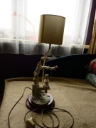 Lampa- dzieci na huśtawce
