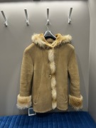 Kożuch z naturalnych strzyżonych skór owczych h obszywany futrem z lisa