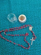 Śliczny czerwony Różaniec z Fatimy w zamykanym szklanym słoiczku z wize