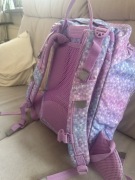 Fioletowy plecak z wieloma kieszeniami 