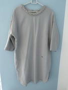 Nowa szara luźna sukienka damska z ozdobnym łańcuszkiem XL (42) Mohito