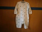 Biały pajacyk chłopięcy  w motywach samochody 