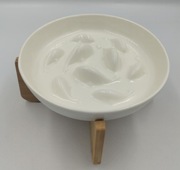 ceramiczna miska dla kota na bambusowym stojaku.