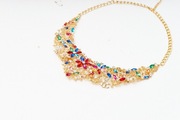 Naszyjnik glamour z kolorowymi kryształkami – złoty, wieczorowy, błyszczący