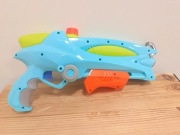 Kolorowy pistolet na wodę z ręczną pompką ciśnieniową