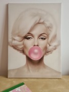 Marilyn Monroe z gumą balonową - obraz na płótnie 50x70 