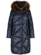 Damska kurtka puchowa granatowa firmy Perso z kapturem z futrem jenota