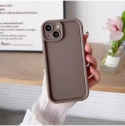 iPhone 15/16 Case: Silikonowy Case iPhone 15/16 Czarny/Brązowy Mocha