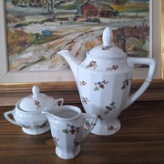 Komplet z białej porcelany dzbanek cukierniczka I mlecznik 