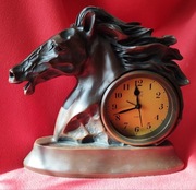 Zegar z koniem. Rizwichrzona piękna grzywa. Rzeźba.