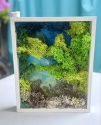 Obraz z żywicy epoksydowej i mchu w ramce i oświetleniem