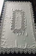 ŚWIĄTECZNY BIAŁY OBRUS Z SZEROKĄ KORONKĄ GIPIUROWĄ