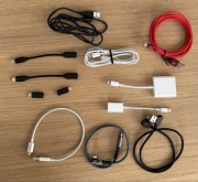 Zestaw kabli i przejściówek Apple Lightning, w tym oryginalne A1440 i A1619