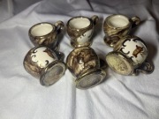 Male ceramiczne kieliszki z uszkiem z beczułką