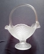 Szklany koszyk. Szkło satynowe typu Barolac.