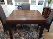 Drewniany stół jadalny z ciemnego drewna, rozkładany